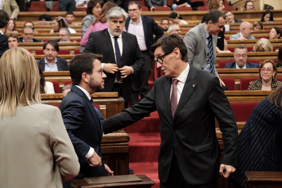 Salvador Illa s'acosta a parlar amb Pere Aragonès al debat de política general. - Adrià Costa