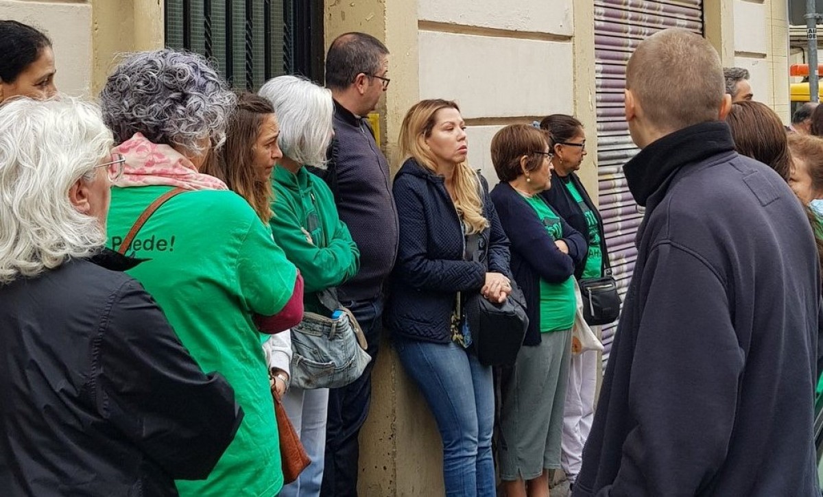 Desnonen una família vulnerable tot i l'informe mèdic de risc de suïcidi en cas d'execució