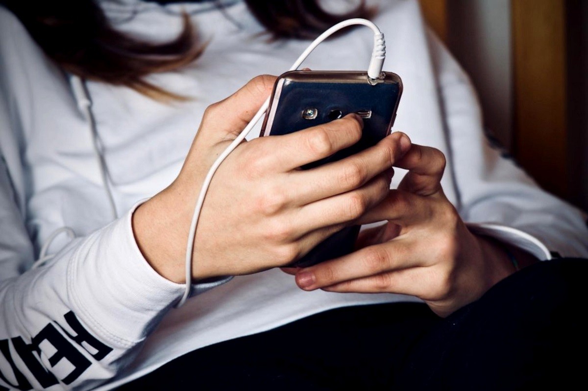 Aïllats a internet: la guia del Govern per prevenir l'ús inadequat de la tecnologia en joves