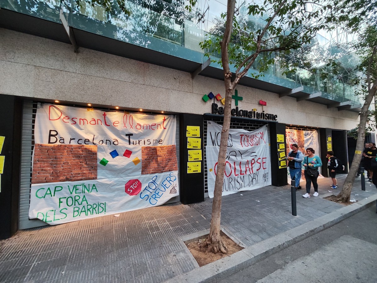 Acció sorpresa de moviments socials a la seu de Barcelona Turisme per reclamar-ne el tancament