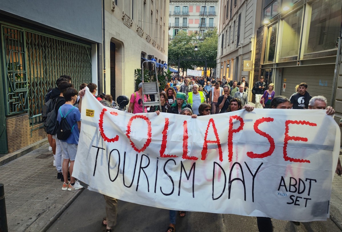 Capçalera de la protesta dels moviments socials pel decreixement turístic, aquesta tarda - David Cobo