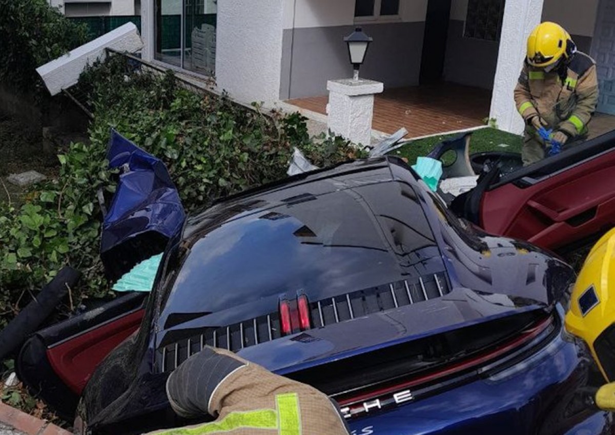 Ferits greus el conductor i l'ocupant d'un cotxe en xocar contra la tanca d'una casa a Roses