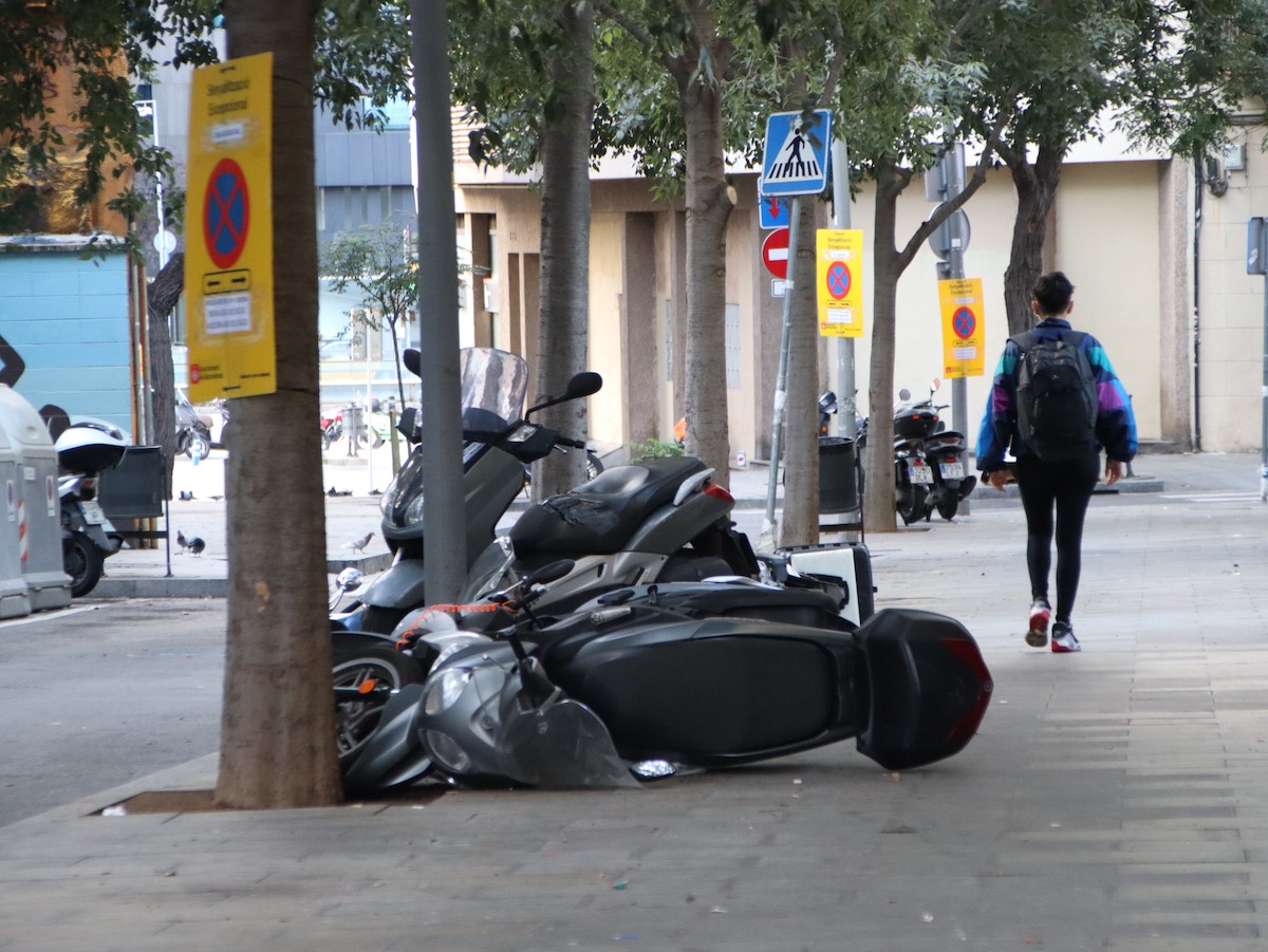 Diverses motos tirades a terra a Sants, Barcelona - ACN