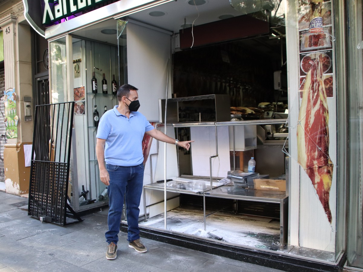 El Sergio, fill del propietari de la xarcuteria La Muntanya, assenyala les visibles destrosses després del saqueig. - Blanca Blay