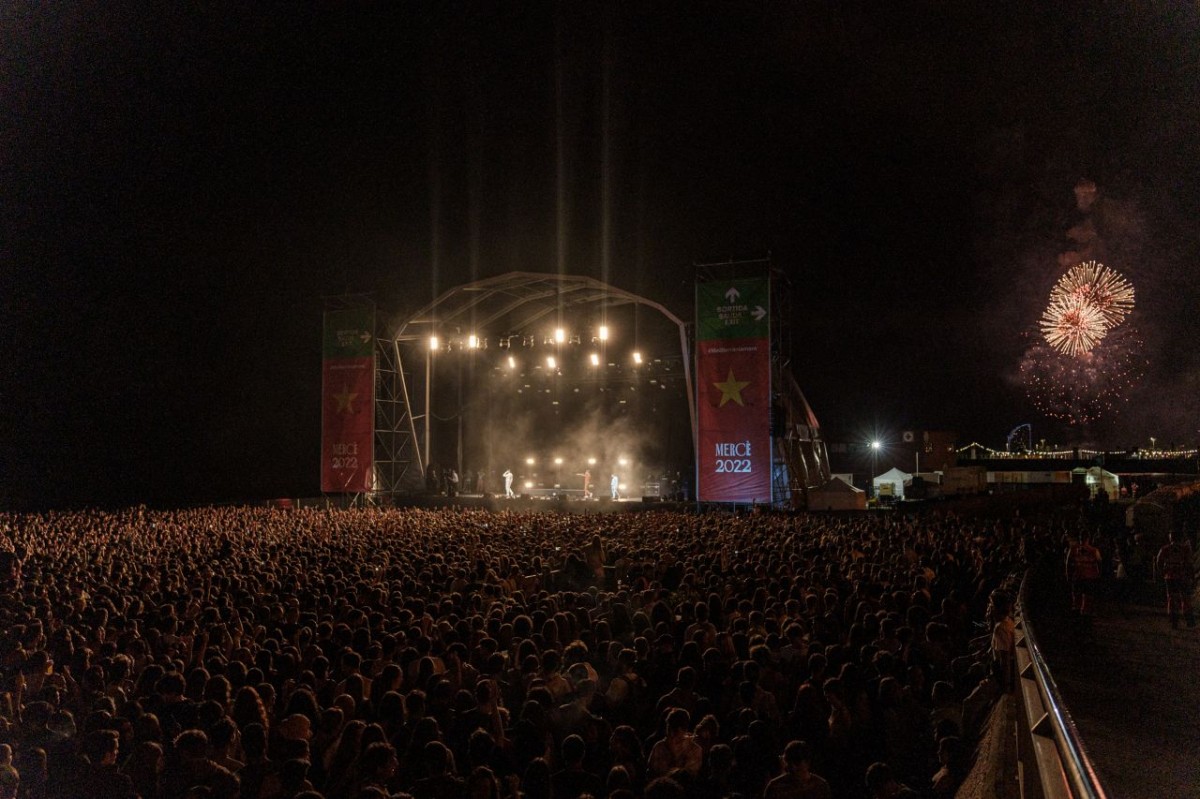 La platja del Bogatell en el primer dia de festes a Barcelona - Ricard Novella