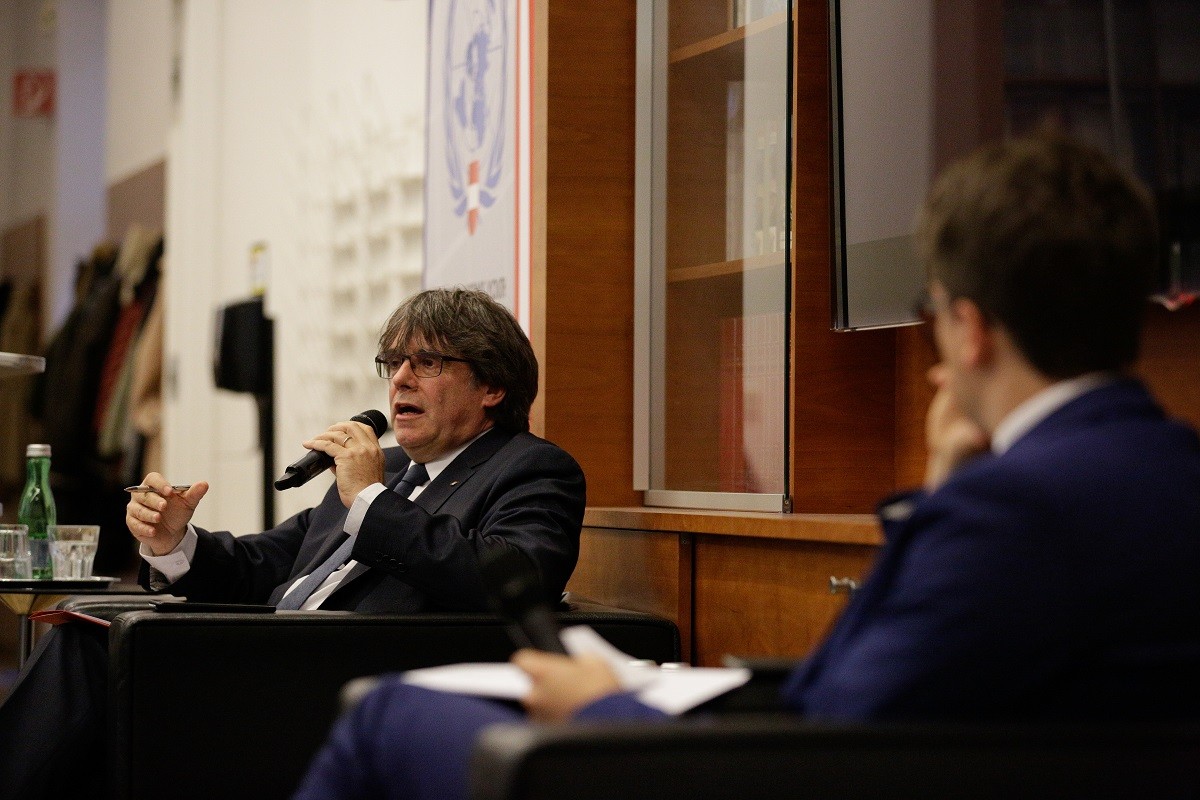 Increpen Puigdemont a Viena: «M'ha colpejat l'espatlla cridant 'a la presó!'»