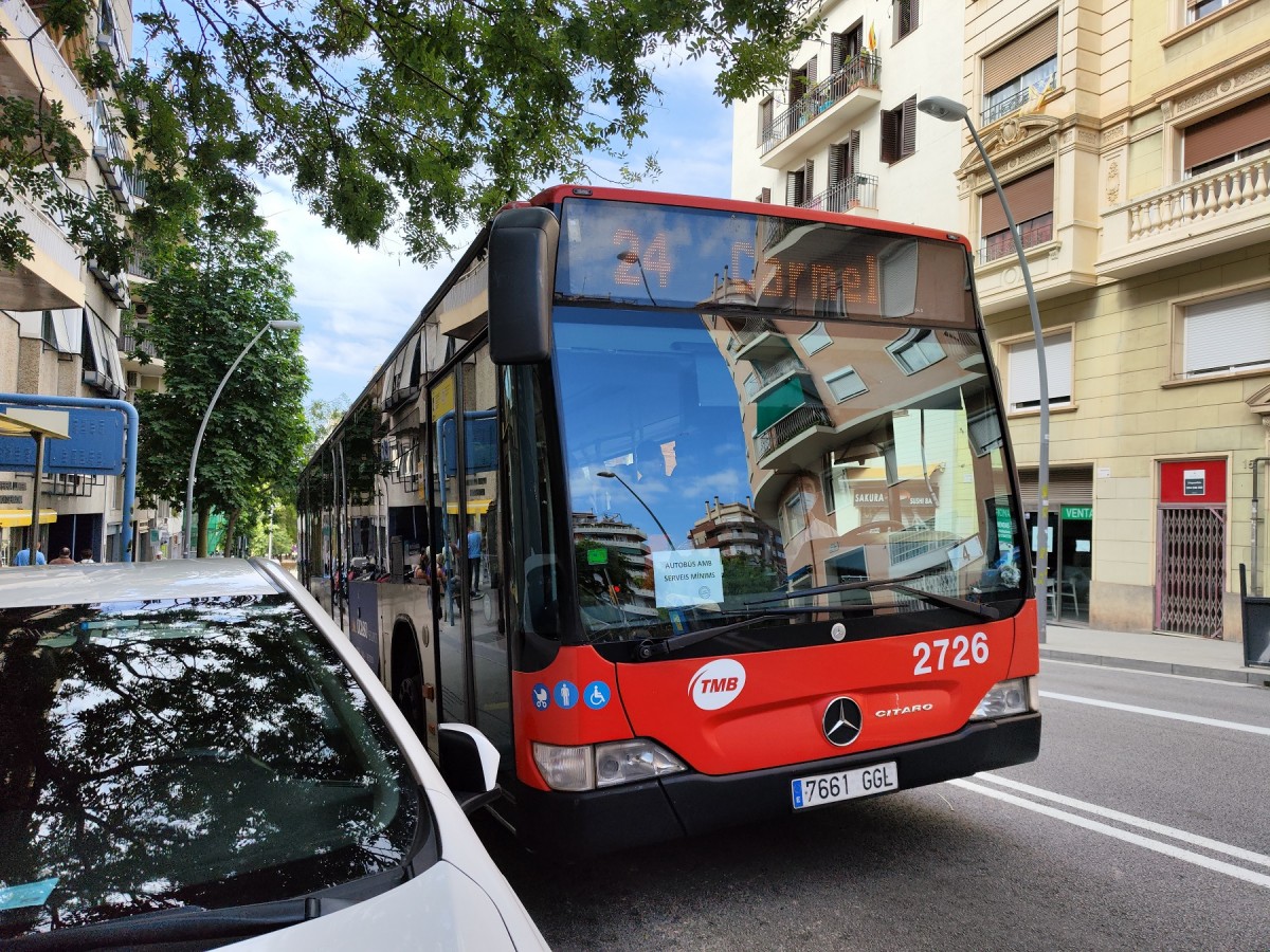 Un autobús en serveis mínims, durant el primer dia de vaga de conductors de TMB - David Cobo