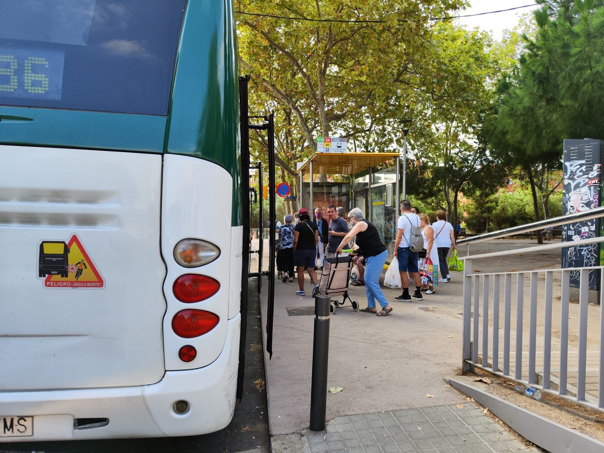 Una quinzena de persones esperen a una parada del Carmel, davant d'un autobús aliè a TMB - David Cobo