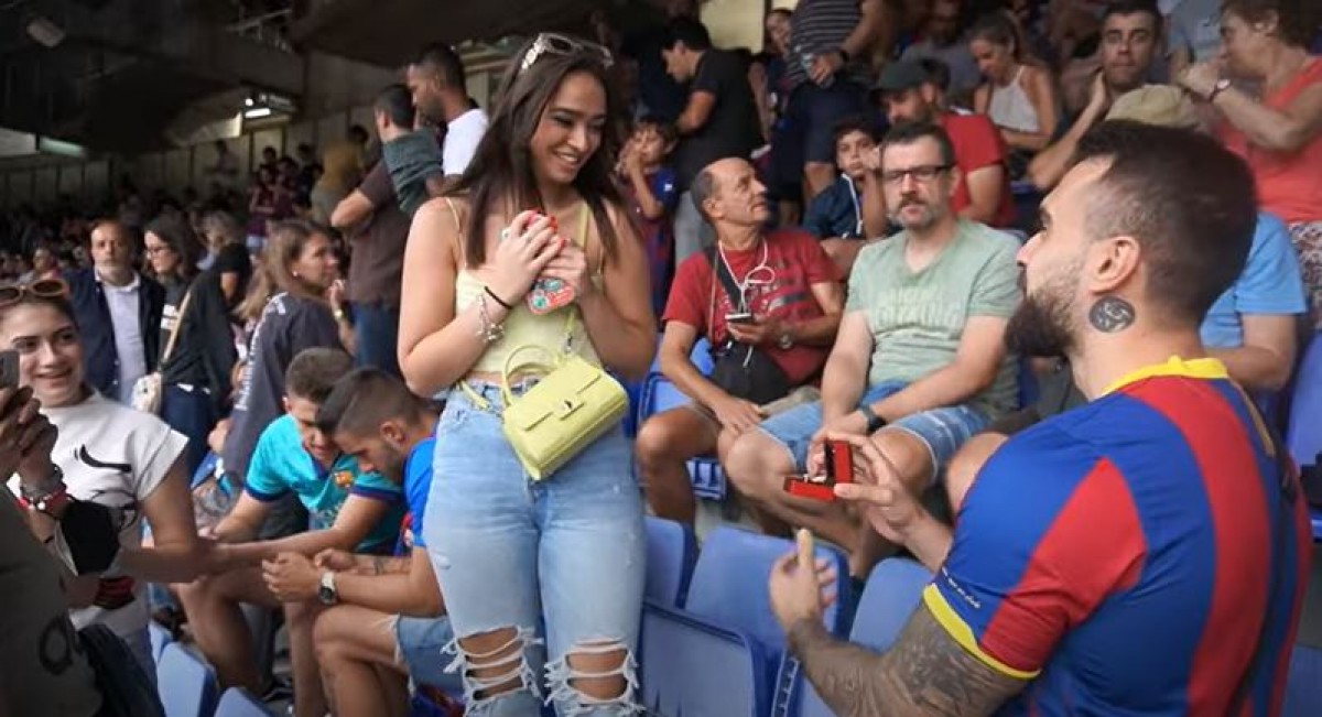 Un aficionat demana matrimoni a la seva parella a la grada del Camp Nou