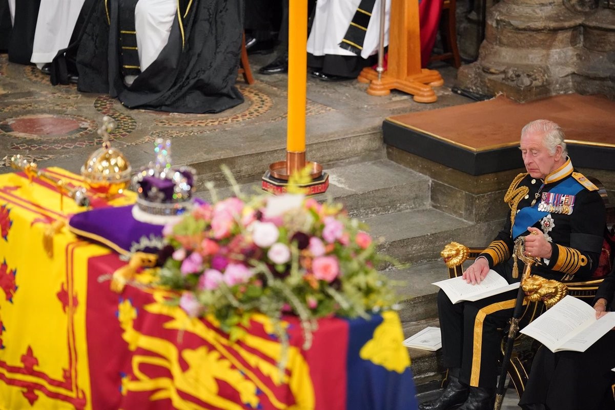 El Regne Unit enterra Elisabet II i enceta entre interrogants l'era de Carles III