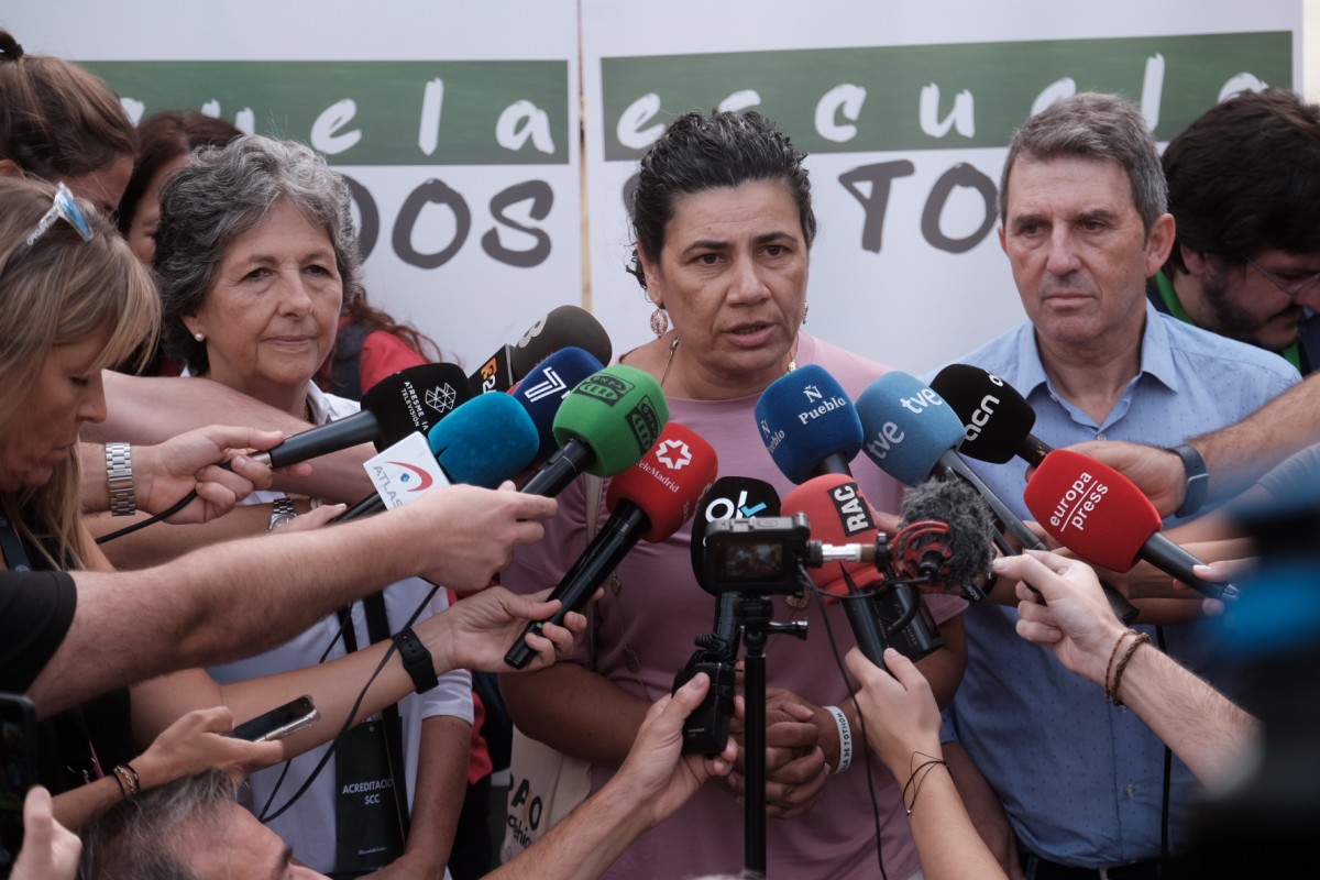 Ana Losada, en una atenció als mitjans durant la manifestació d'Escuela de Todos  - Adrià Costa Rifa