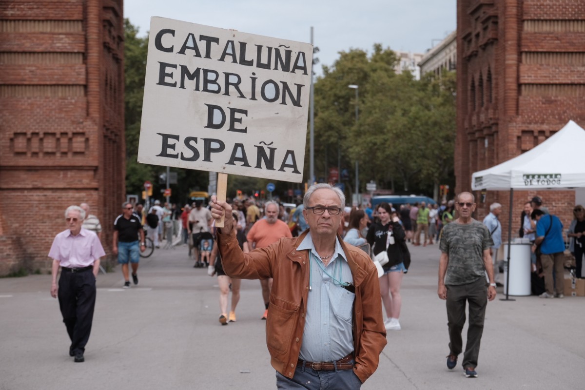 Un home participa de la manifestació d'Escuela de Todos pel 25% de castellà a les aules.  - Adrià Costa Rifa