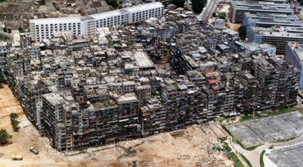 La ciutat emmurallada de Kowloon mesurava el mateix que dos camps de futbol i tenia una densitat de població 120 vegades superior a Nova York - Europa Press