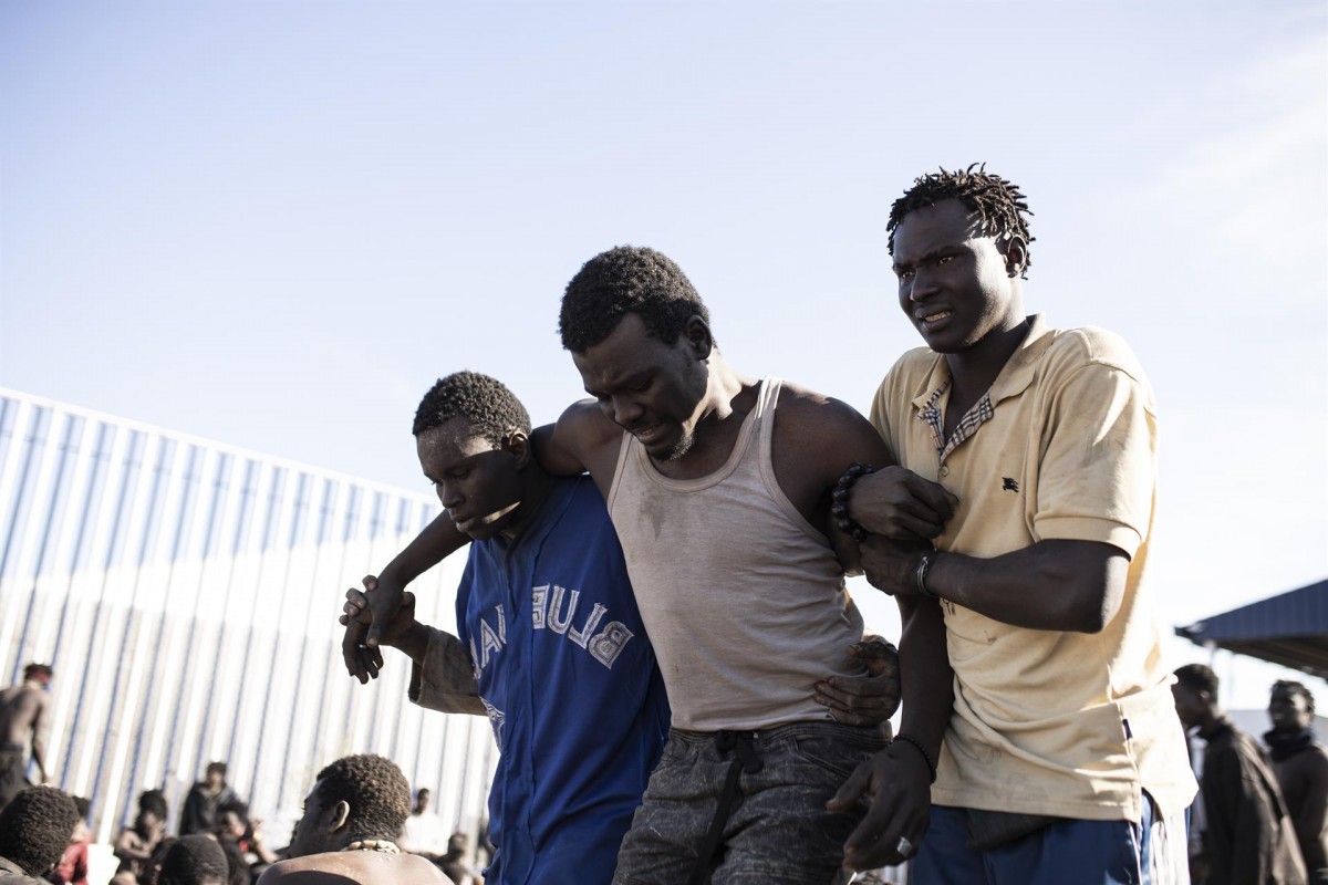 Migrants a la tanca de Melilla - EP
