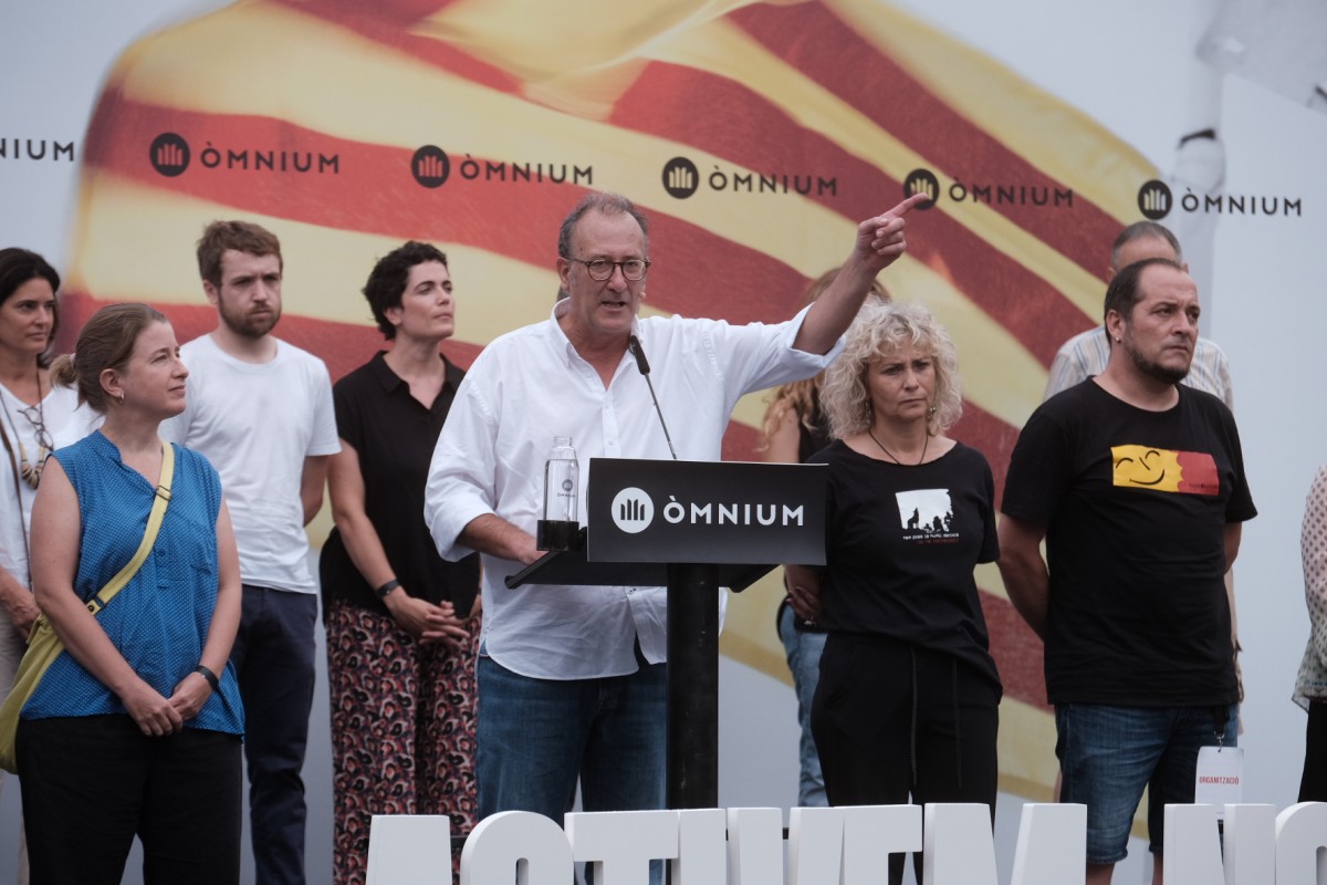 La junta d'Òmnium Cultural, aquest diumenge a l'Arc de Triomf. - Adrià Costa