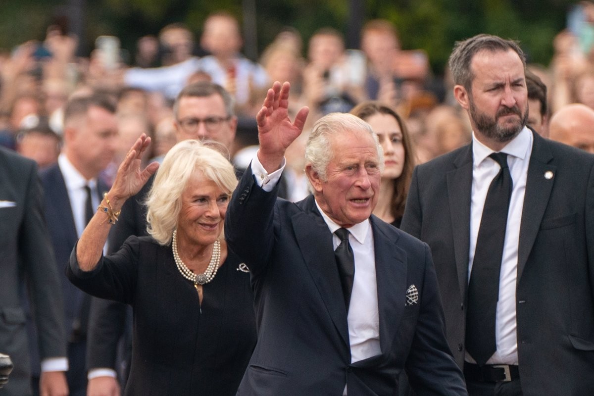 El rei Carles III i la reina Camila a l'arribar al Palau de Buckingham. - europa press