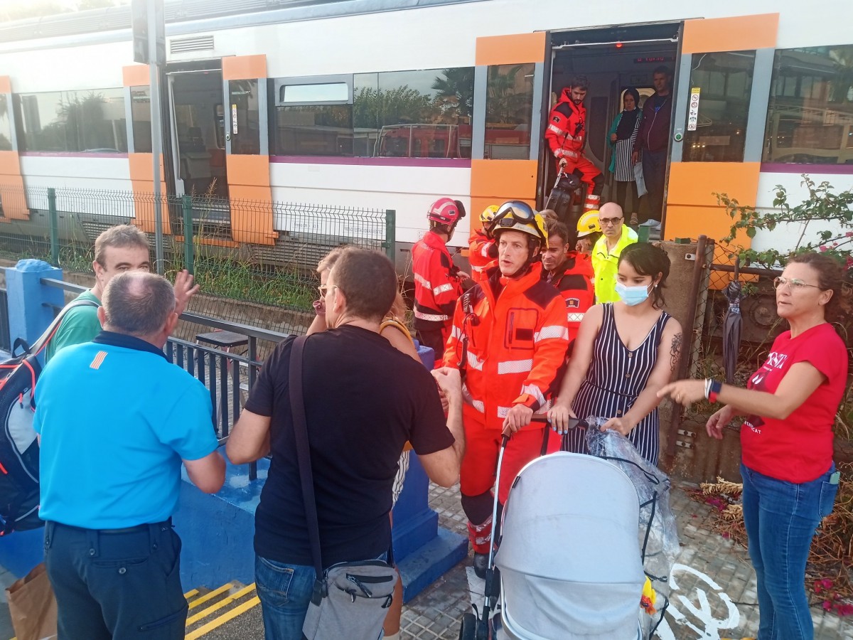 Una incidència a l'R1 obliga a evacuar 300 passatgers d'un tren amb destinació Calella