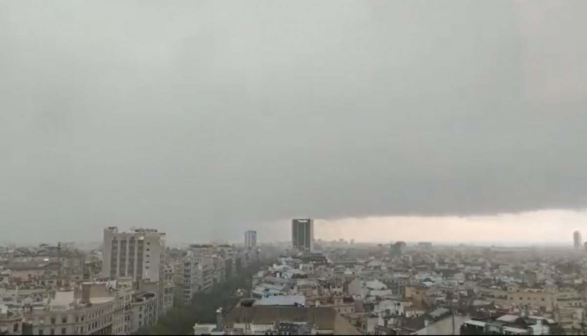La tempesta a Barcelona, vista d'un edifici de la plaça Francesc Macià - Twitter