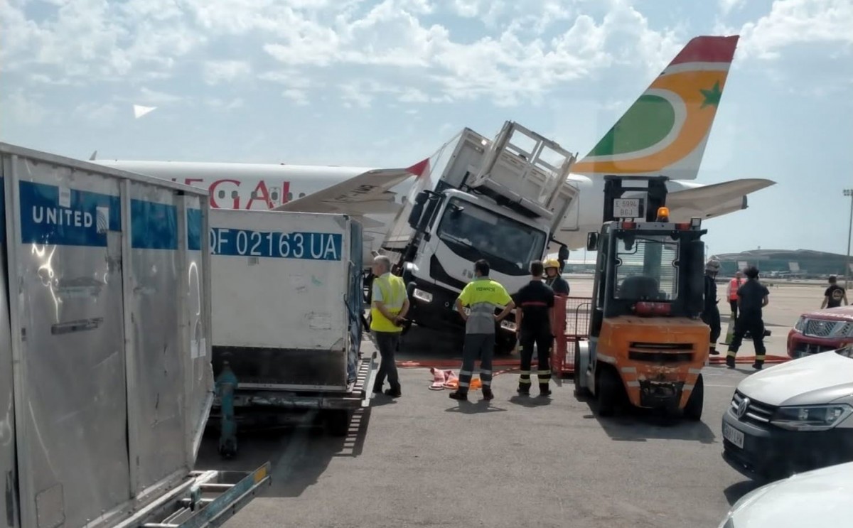 Un avió xoca amb un camió a l'aeroport del Prat