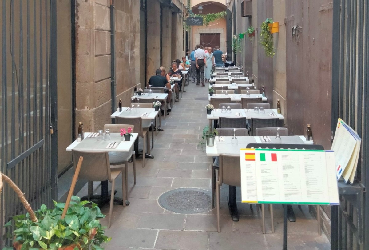 Barcelona obre la porta a endurir les multes a les terrasses que no compleixen la normativa