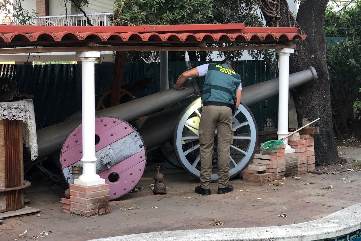Detenen una dona per acumular artilleria i peces de guerra al jardí de casa
