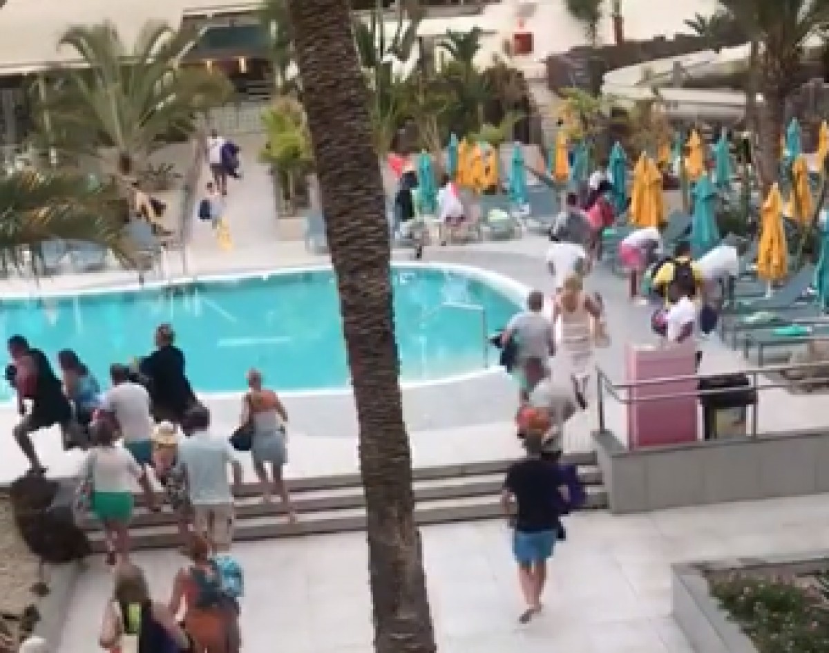Vídeo | Batalla descontrolada a la terrassa d'un hotel per veure qui es queda amb les gandules