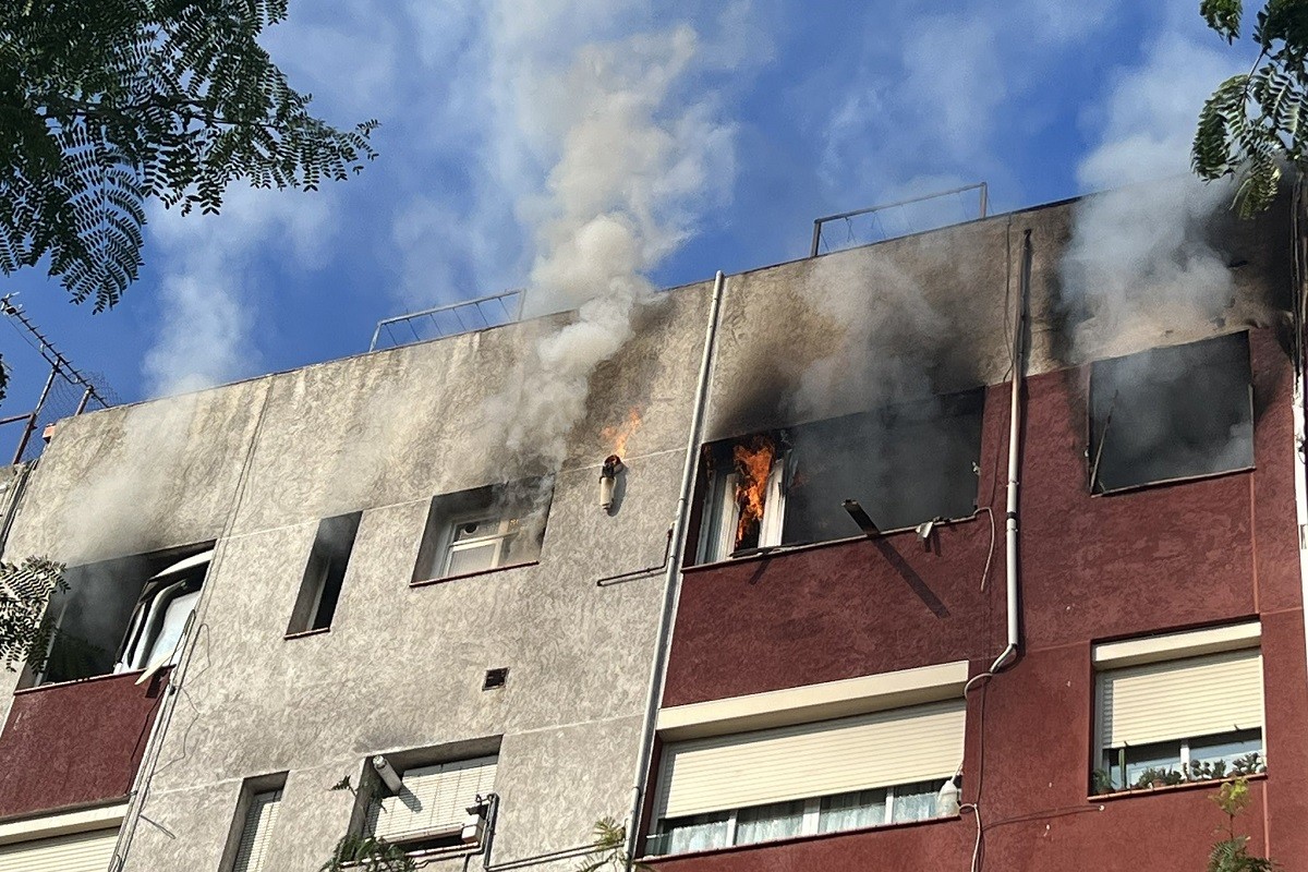 Dos menors ferits crítics en l'incendi d'un pis a Badalona