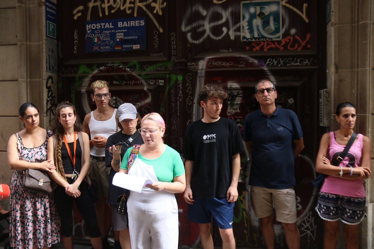 Ajornat el desallotjament d'una família que vivia en un hostal proporcionat per l'Ajuntament de Barcelona