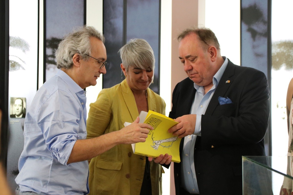 El director del MUME, Enric Pujol i la consellera de Justícia, Lourdes Ciuró entregant un obsequí a l'exprimer ministre d'Escòcia, Alex Salmond - ACN