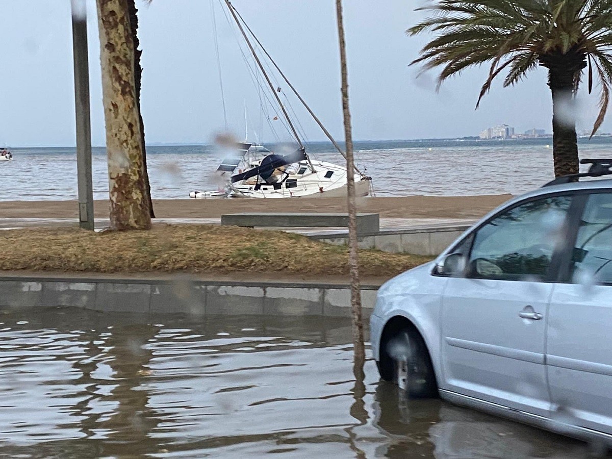 Efecte temporal: dos vaixells embarranquen a la platja de Roses