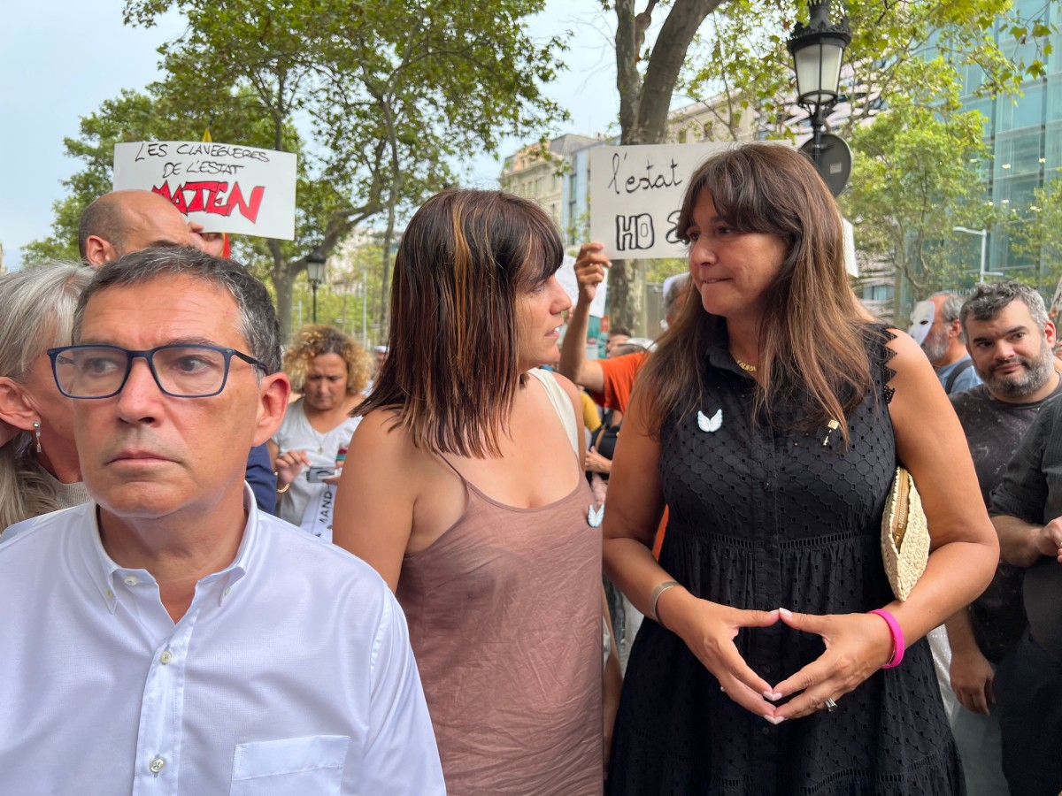 Laura Borràs, Aurora Madaula i Jaume Alonso-Cuevillas, en la concentració. - ACN