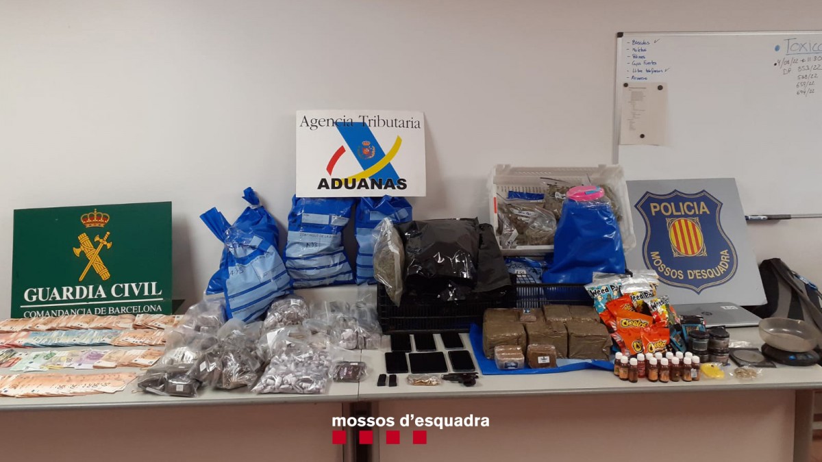 Els Mossos detenen una parella que traficava droga en capses de joguines
