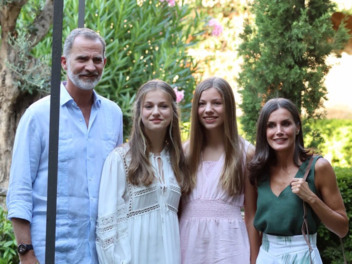 Portades | «La família reial torna a enamorar-se de Mallorca», a «El Mundo»