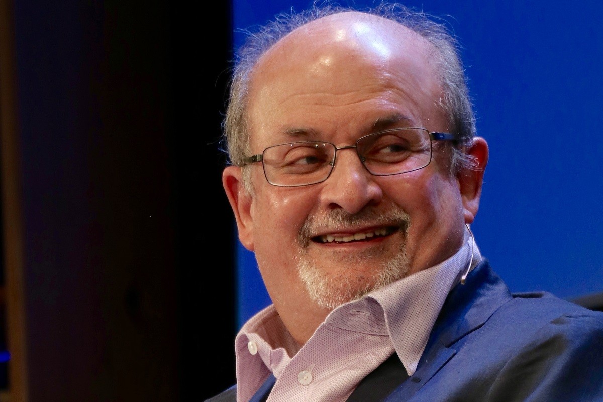 Apunyalen l'escriptor Salman Rushdie en un acte a Nova York