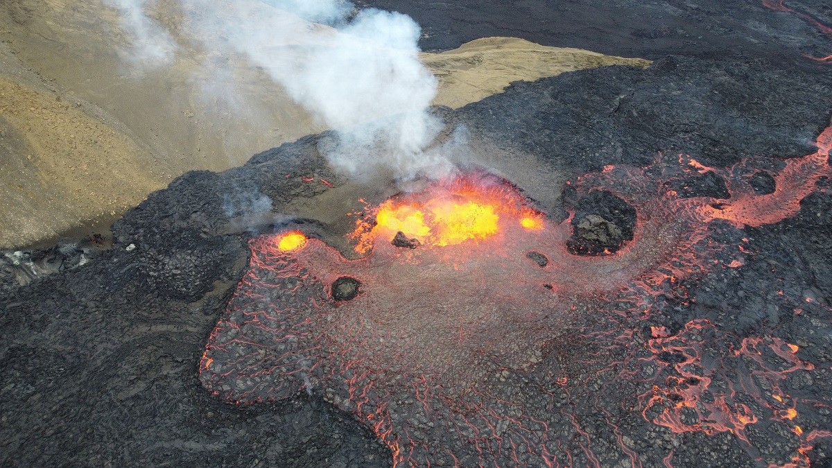 A tocar de la lava: així es veu el volcà Fagradalsfjall a pocs metres