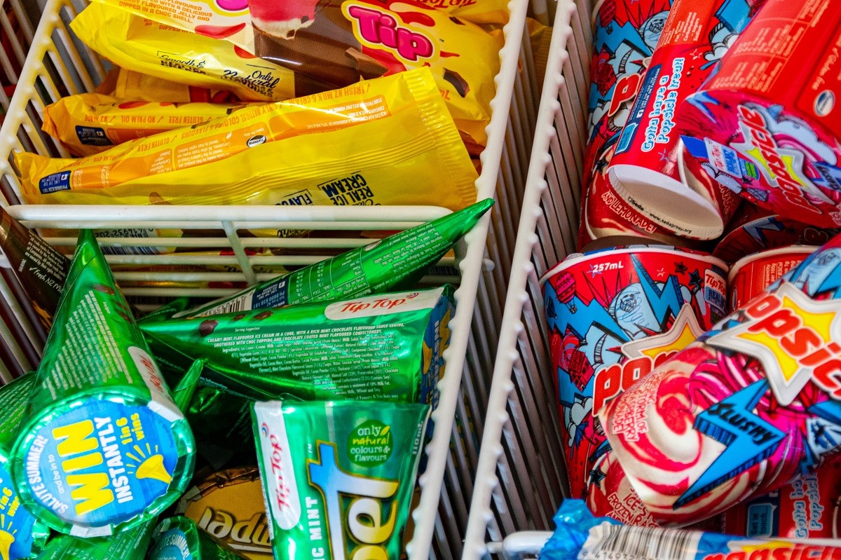 Retiren gelats de diversos supermercats i demanen no consumir-los: contenen «cossos estranys»