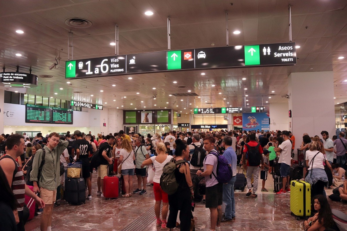 Caos a l'AVE: múltiples retards entre Figueres, Barcelona i Madrid després d'hores sense servei