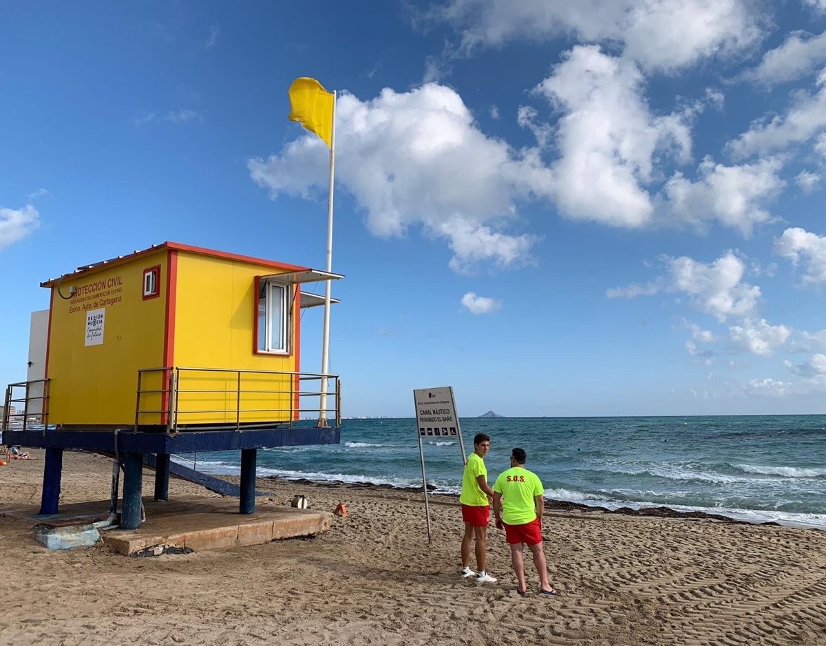 Imatge d'arxiu d'una platja amb bandera groga - Europa Press