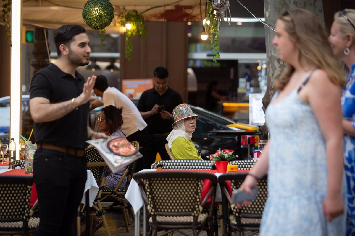 Alerta dels veïns de l'Eixample: «Una disputa política pot deixar el districte ple de bars i pisos de luxe»