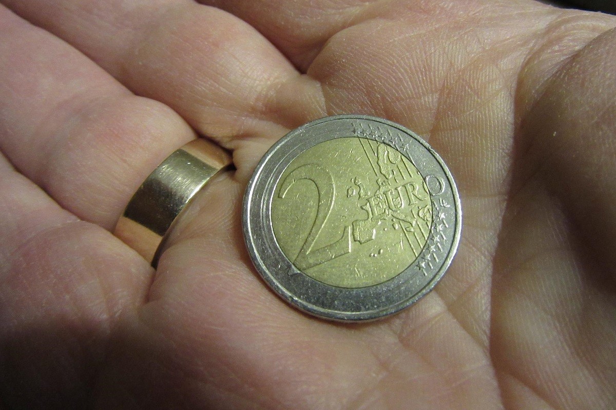 Una moneda de dos euros, en una imatge d'arxiu - Pixabay