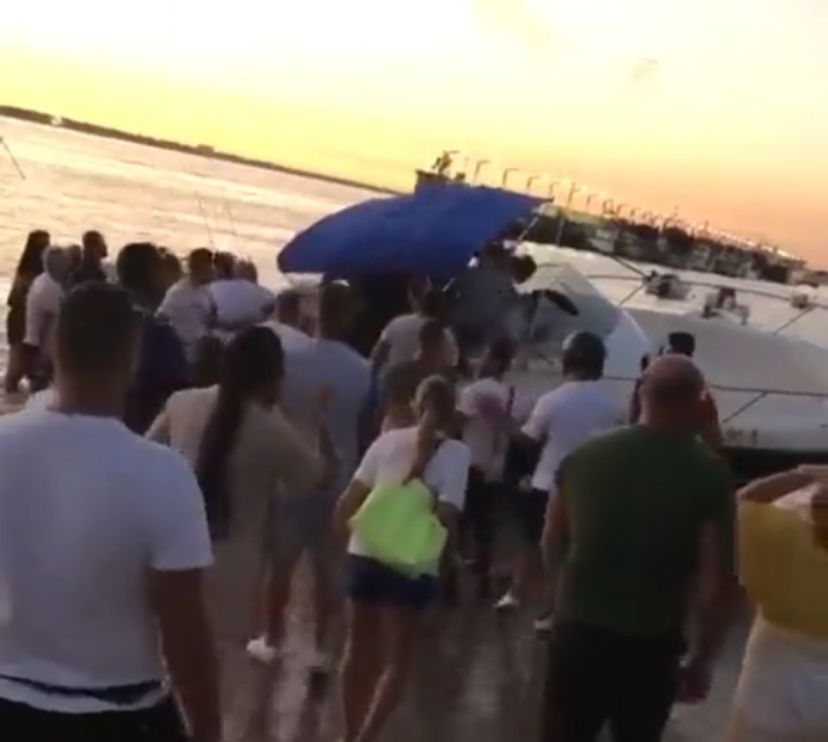 Banyistes intenten endur-se la droga d'una narcollanxa que fugia de la policia a Cadis