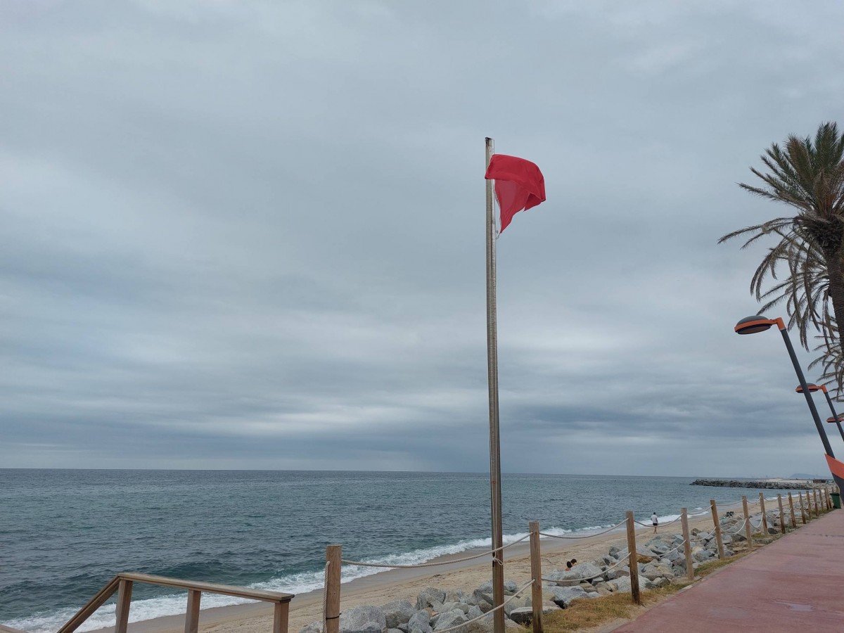 Quatre municipis prohibeixen el bany a les seves platges per la qualitat de les aigües