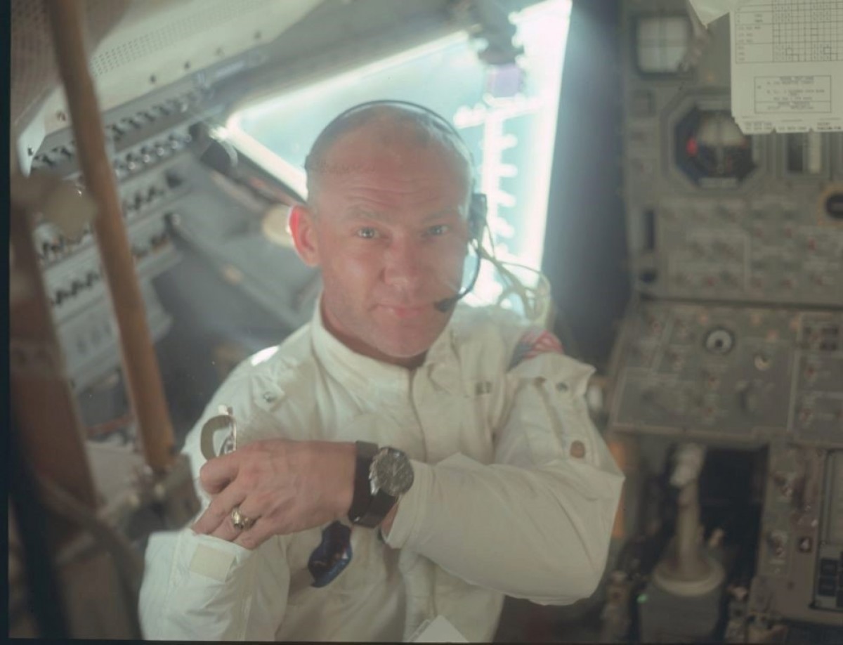 Un dels primers astronautes a anar a la lluna subhasta la seva jaqueta