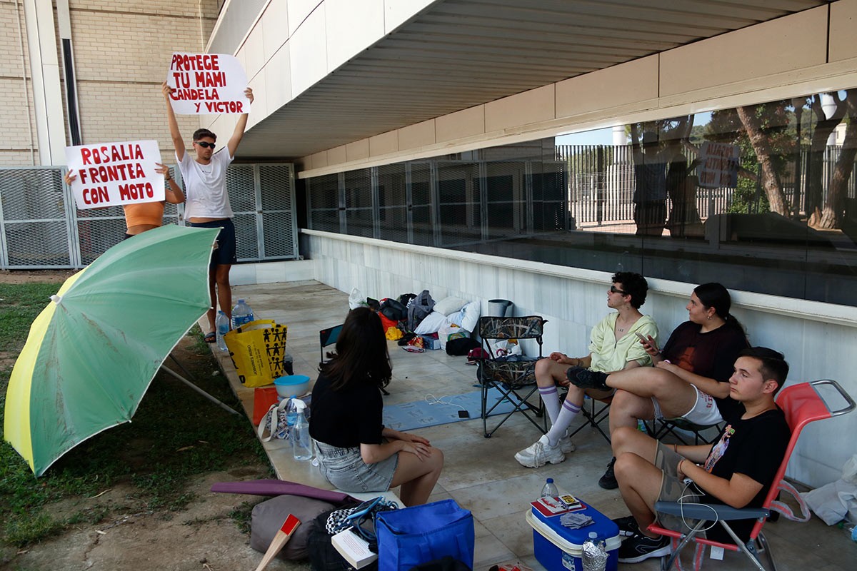 Un grup de fans de Rosalía, acampats als voltants de Sant Jordi - ACN