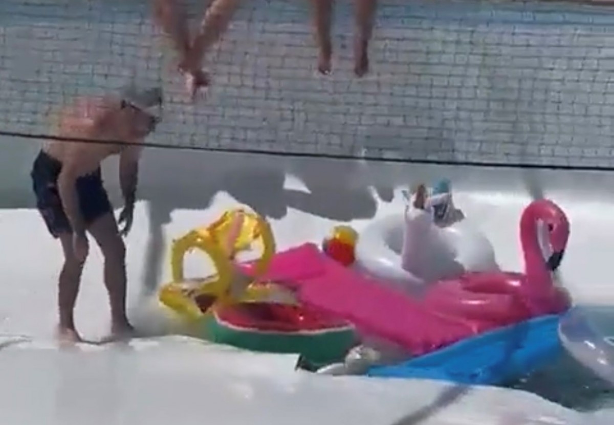 El fons d'una piscina xucla dues persones a Israel - Twitter