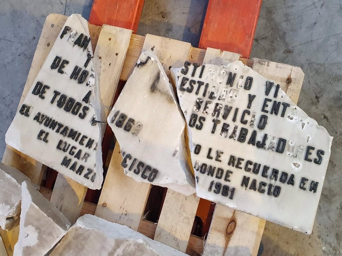 Un jutjat obliga Madrid a tornar a col·locar una placa de Largo Caballero que Almeida havia retirat