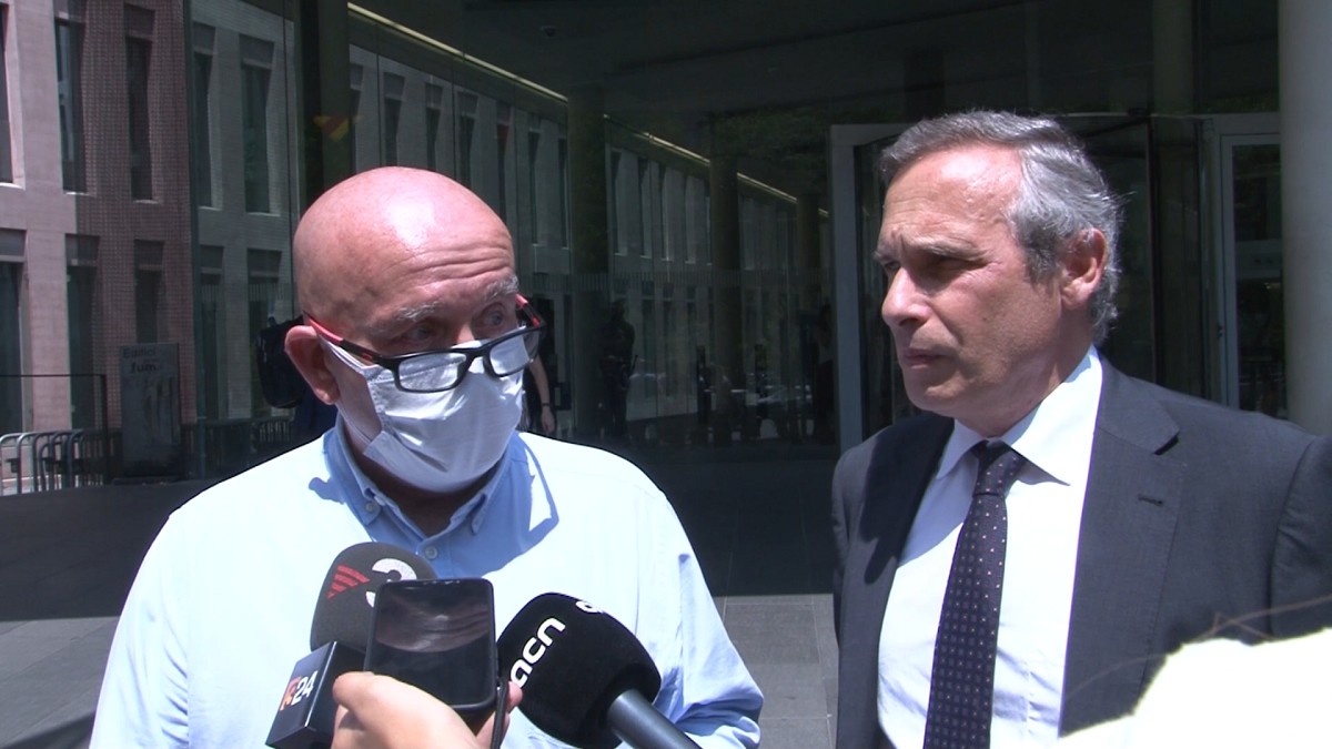 Josep Alay i el seu advocat, Gonzalo Boye, aquest dilluns a la Ciutat de la Justícia - ACN
