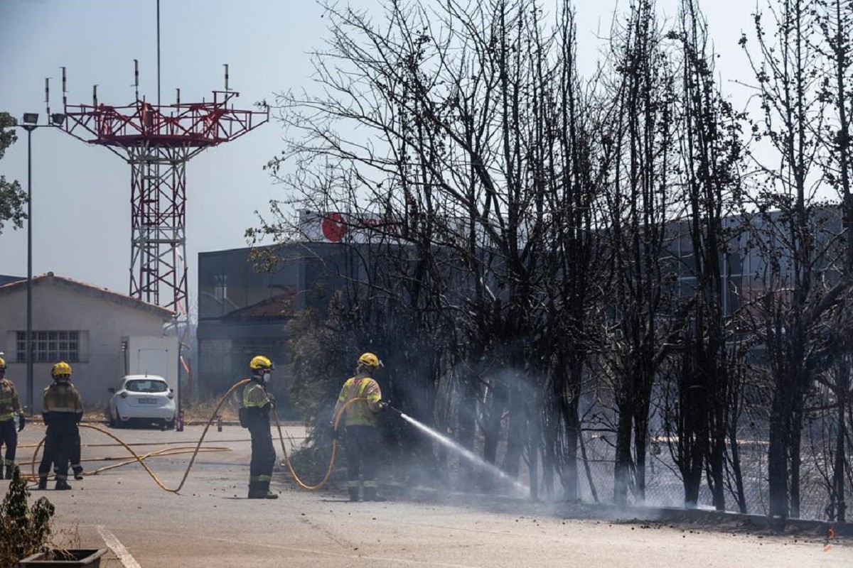 Bombers treballant a l'incendi de l'aeroport de Sabadell - Juanma Peláez