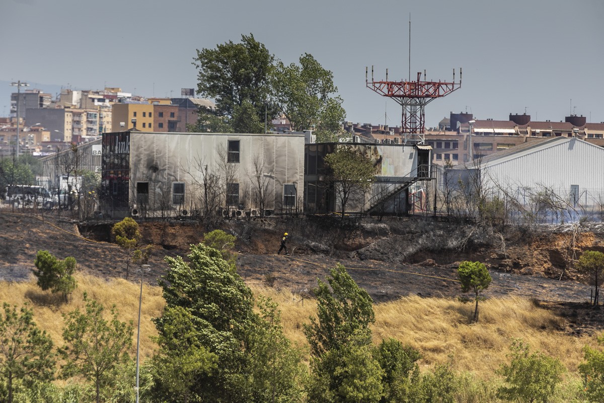 Un incendi a l'aeroport de Sabadell - Juanma Peláez