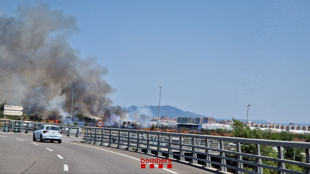 Els Bombers declaren un incendi a l'aeroport de Sabadell - Bombers